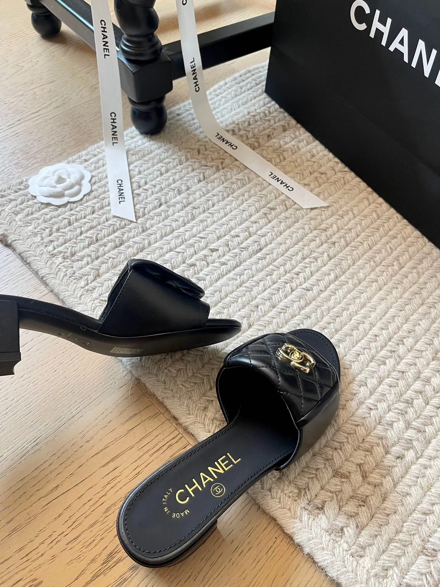 👟👟Ex-factory price 420👟👟 Chanel new early spring schoolbag buckle flat bottom/thick heel slippers series!  Classic rhombus pattern that you never get tired of😌 Upper: Sheepskin lining Outsole: Genuine leather outsole Heel height: 5cm Size: 35-39 40 41 42 Customized, non-refundable and non-exchangeable